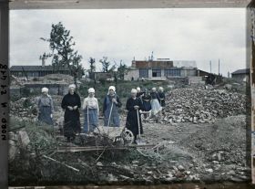 Image représentant Femmes du pays au déblaiement