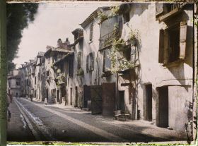Image représentant France, Périgueux, Rue du Lys prise d'en bas