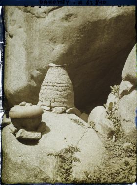Image représentant Grenier en terre et calebasse à offrandes dans la montagne