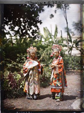 Image représentant Deux actrices du Théâtre Saïgonnais, en costume de scène, dans un jardin