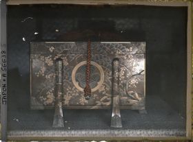 Image représentant Coffre ancien portant le blason de la famille Tokugawa (trois feuilles d'asarum inscrites dans un cercle)