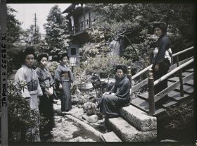 Image représentant Entrée et jardin d'un Ryokan (hôtel-restaurant traditionnel)