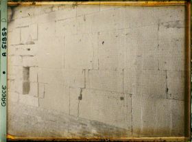 Image représentant Les lois de Gortyne (Ve s av. J.C) gravées sur des ruines de l'Odéon romain