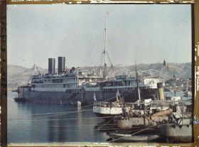 Image représentant Le " Lotus ", courrier français, au port