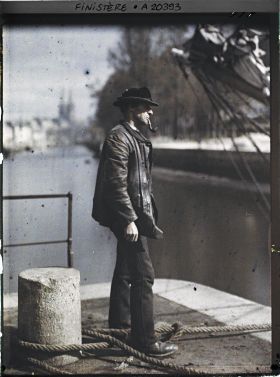 Image représentant Vieil homme fumant sa pipe au bord de l'Odet