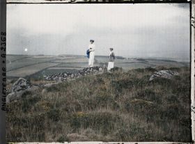 Image représentant Deux demoiselles debouts sur un promontoire rocheux