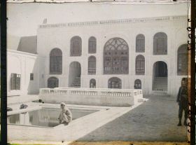 Image représentant Cour et façade de Manzel Bagh, l'ancien palais des gouverneurs