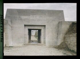 Image représentant France, Douaumont, L'entrée du Monument de la Tranchée