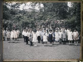 Image représentant Ecole d'Aoyama, jeunes écoliers vêtus à l'occidentale, dans la cour