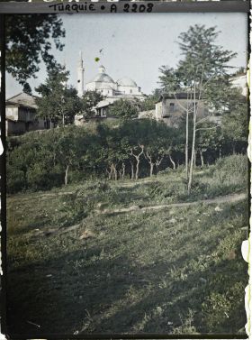 Image représentant La Yesil Camii (la mosquée Verte) datant de 1424 ; en contrebas, plantations de mûriers destinés à la sériciculture