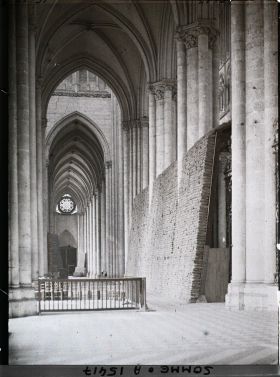 Image représentant France, Amiens, Bas coté droit de la Cathédrale, vue prise du réambulatoire, Sacs à terre garantissant les hauts-reliefs