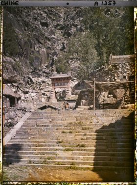 Image représentant Le portique (paifang), derrière Yuanjundian (" salle de la Princesse ")