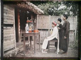 Image représentant Une prêtesse du culte des Trois Mondes officiant