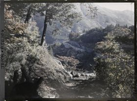 Image représentant Sengen-yama (Mont Sengen) : sentier à flanc de montagne et vue vers la vallée
