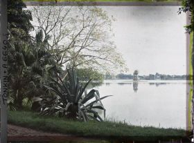 Image représentant Le Petit Lac ou Hoan-kiem-ho ("  Lac de l'épée restituée  "), vu de la rue Paul Bert, vers le pagodon octogonal appelé "  Stûpa de l'île de la Tortue  "