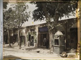 Image représentant Une fontaine sacrée devant une cordonnerie