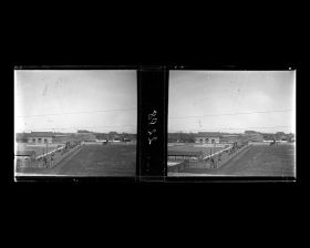Image représentant Hubujie ("rue du Ministère des Finances") et les toitures des portes du palais impérial, vue prise depuis le mur d'enceinte de la ville tartare
