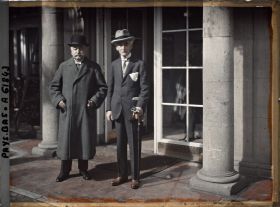 Image représentant Monsieur de Lacroix accompagné de Monsieur Hymans, ministre des Affaires étrangères de Belgique