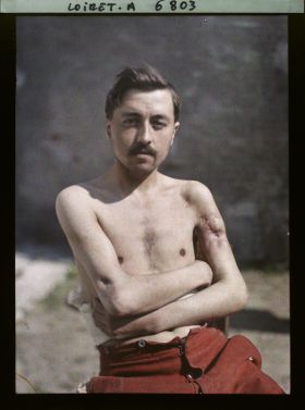 Image représentant M. Marot, originaire de Vendée, posant dans la cour de l'hôpital militaire