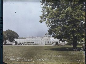 Image représentant France, Compiègne, Façade du Château prise de l'Avenue des Beaux Monts