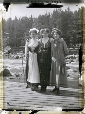 Image représentant Trois femmes en costumes folkloriques, inspirés de tenues traditionnelles