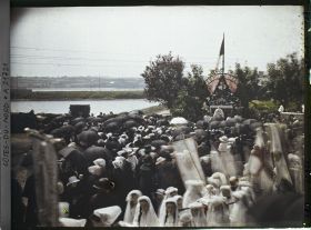 Image représentant La procession de la Fête-Dieu devant le reposoir de la rade de Perros-Guirec