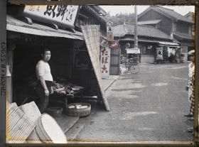 Image représentant Quartier d'Akasaka, marchand de poissons et de tabacs devant sa boutique