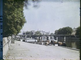 Image représentant Le pont des Arts et l'île de la Cité vus depuis le port du Louvre
