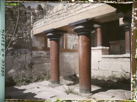 Image représentant Dans l'aile orientale du palais, au bas d'un escalier venant de la cour centrale, le Péristyle précédant le Megaron (appartement) du Roi, ("Salle des colonnes")