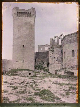 Image représentant La tour Pons de l'Orme et le chevet de l'église abbatiale de l'abbaye de Montmajour
