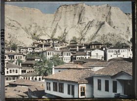 Image représentant Maisons au pied des falaises de grès dans la partie centrale de la ville