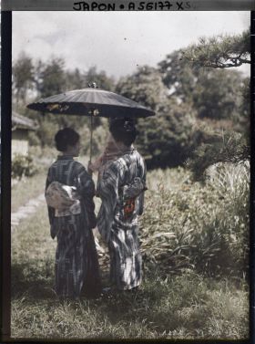 Image représentant Jeunes femmes portant un bébé