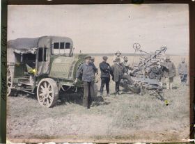 Image représentant Hommes prenant la pose auprès d'une grande charrue et du camion destiné à la tracter