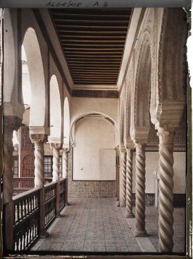 Image représentant La galerie située à l'étage du patio, au niveau du salon d'honneur, du palais Dar Aziza qui abrite l'archevêché