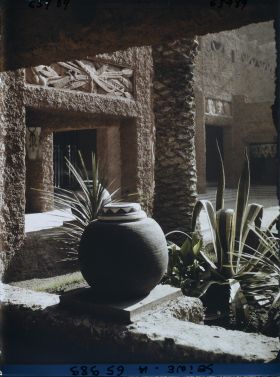 Image représentant L'Exposition Coloniale Internationale de 1931, urne décorative dans la cour du palais de l'A.O.F.