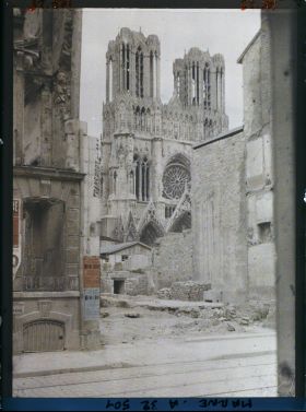 Image représentant France, Reims, La Cathédrale, vue prise de la rue Chanzy