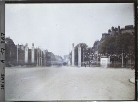 Image représentant Pylônes sur l'avenue des Champs-Elysées décorée pour les fêtes de la Victoire des 13 et 14 juillet