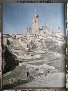 Image représentant Espagne, Ségovie, L'ensemble de la Cathédrale et de la Ville, vu de la rive gauche du Clamores