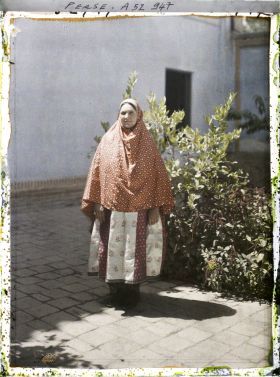 Image représentant Femme guèbre en costume (moderne ?)