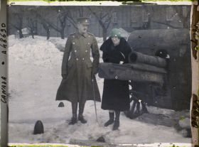 Image représentant M. Georges Vanier et son épouse Pauline devant la citadelle de Québec