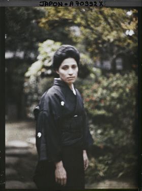 Image représentant Japonaise dans le jardin d'une résidence