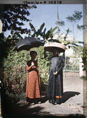 Image représentant Deux dames de la classe aisée s'abritant du soleil