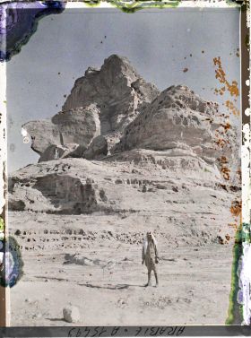 Image représentant Un homme pose sous une falaise