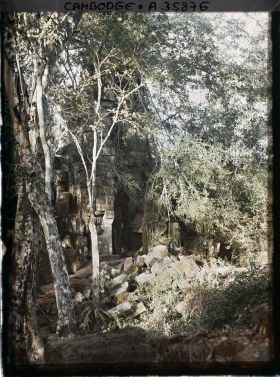 Image représentant Une porte environnée de décombres