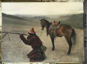 Image représentant Chasseur mongol descendu de cheval faisant une démonstration du maniement du fusil à pierre