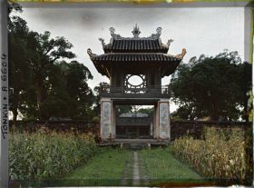 Image représentant Soleil couchant sur le Khue-van-cac (" Kiosque de la Littérature "), vu de la deuxième cour du Van-mieu