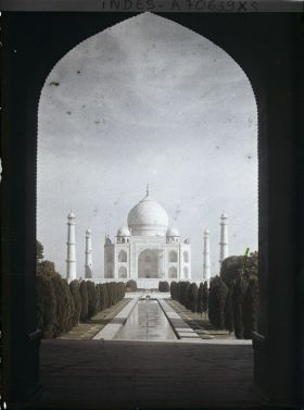 Image représentant Le grand canal axial et le mausolée vus de la porte monumentale de l'enceinte du Taj Mahal