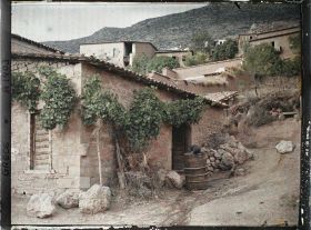 Image représentant Une maison ornée de vignes du village de Kastri, reconstruit en 1892