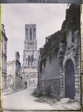 Image représentant France, Reims, La Cathédrale prise de la rue d'Anjou