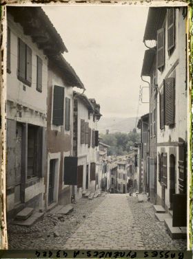 Image représentant France, St Jean Pied de Port, Même rue dans le sens opposé